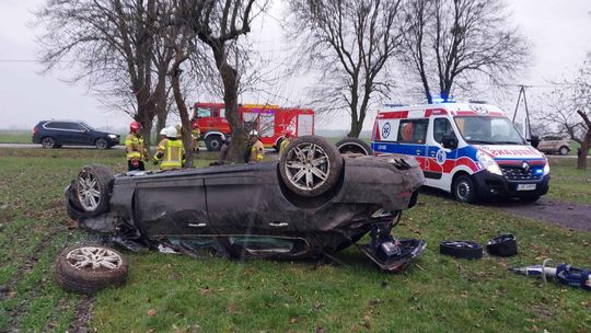 Dachowanie pojazdu osobowego w miejscowości Teptiuków